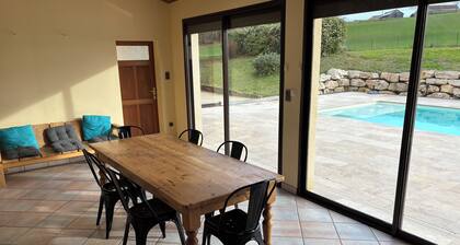 Maison de charme avec piscine chauffée Dordogne. Animaux de compagnie acceptés !