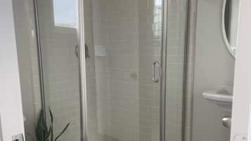 Combined shower/tub