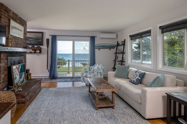 Televisión, libros y oficina 