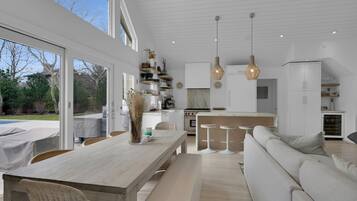 TV connectée, cheminée, écrans d'ordinateur, imprimantes