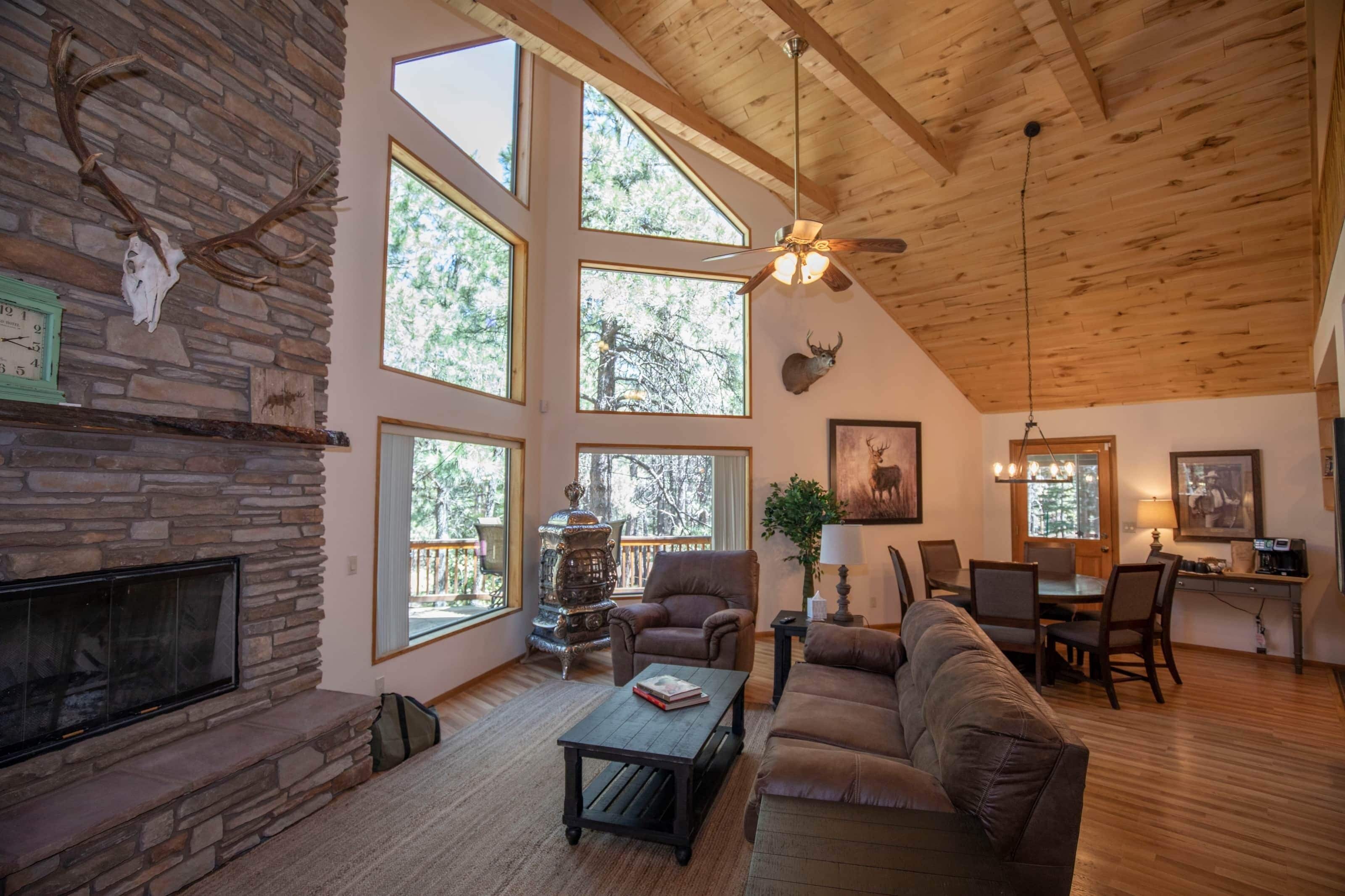 تلفزيون، مدفأة، كرة قدم الطاولة، ستيريو