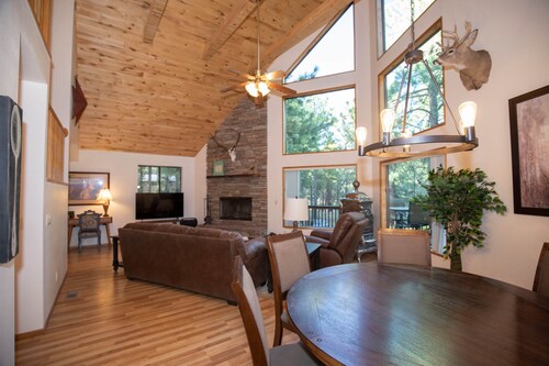 The Duke Cabin - A FOREST LAKES Cabin in the Woods!