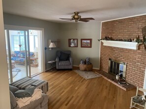 Smart TV - Peaceful 4 Bedroom. Beautiful views. River Access. (Christiansburg)