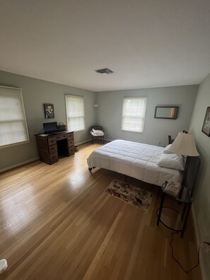 4 bedrooms, desk, iron/ironing board, free WiFi