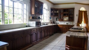 Villa | Shared kitchen | Fridge, microwave, oven, kitchen islands - Old Cam Lodge (Runaway Bay)