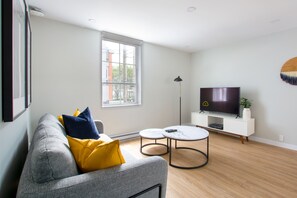 50-inch LED TV with cable channels, TV, Netflix - Appart Hôtel Le Saint-Anselme (Québec City)