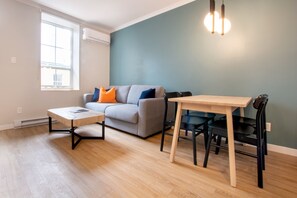 50-inch LED TV with cable channels, TV, Netflix - Appart Hôtel Le Saint-Anselme (Québec City)