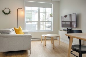 Loft | Zona de estar | Televisión LED de 50 pulgadas con canales por cable, una televisión