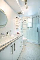 Douche, sèche-cheveux, serviettes fournies, savon