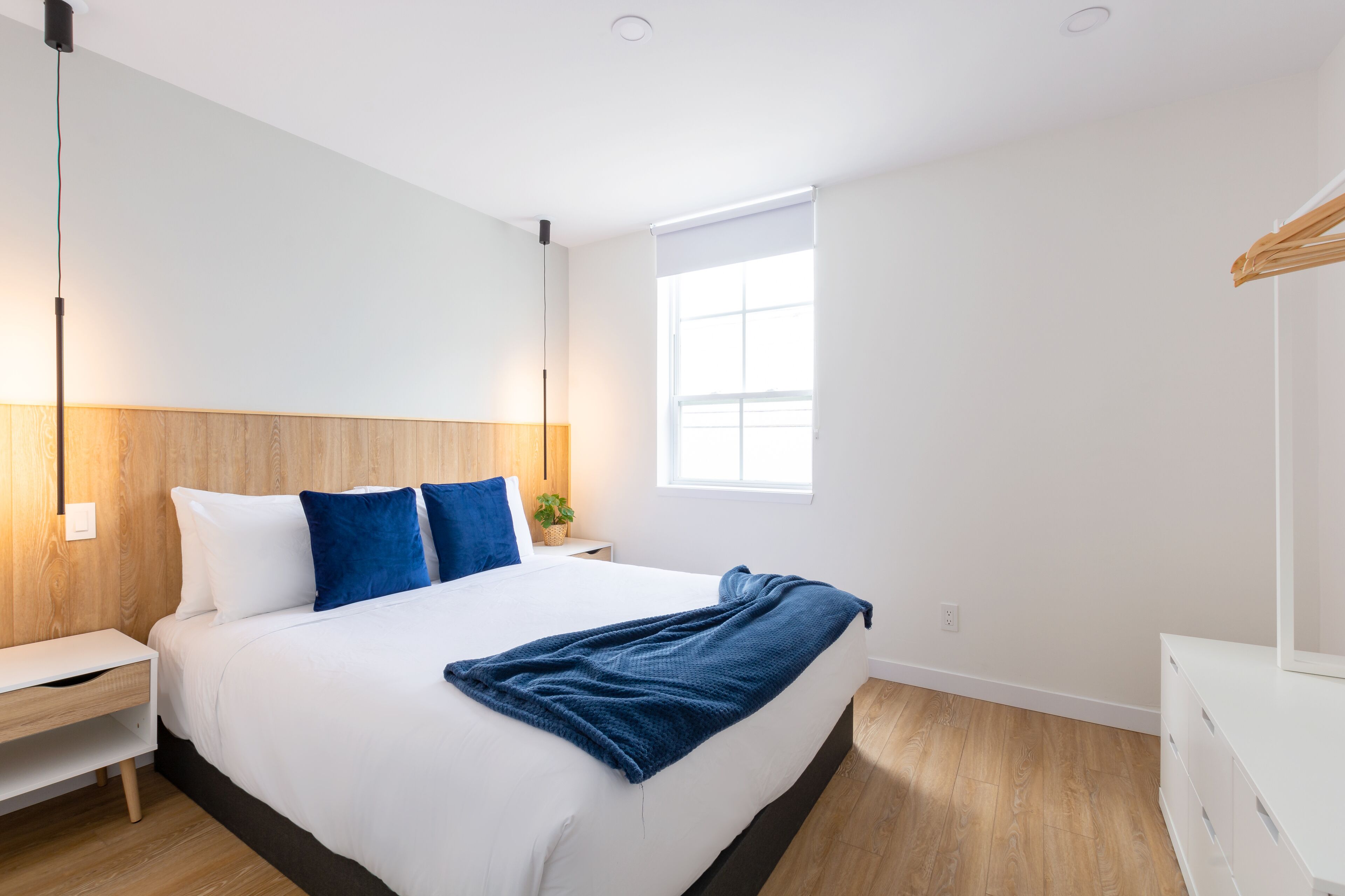 Individueel gedecoreerd, geluiddichte muren, een strijkplank/strijkijzer