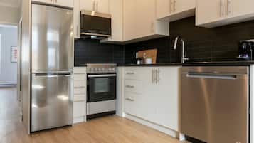 Full-sized fridge, microwave, oven, dishwasher