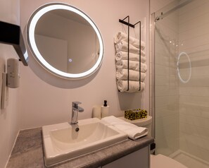 Douche, sèche-cheveux, serviettes fournies, savon
