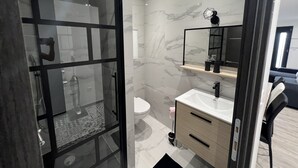 Dusj, hårføner og håndklær