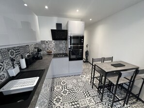 Fridge, oven, stovetop, dishwasher