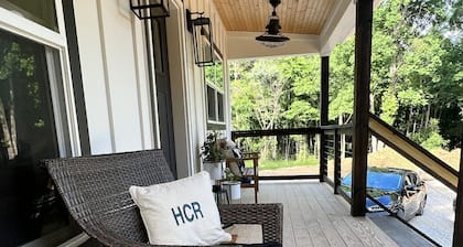 Beautiful and Private Modern Cottage on 20 Acre Flower Farm!