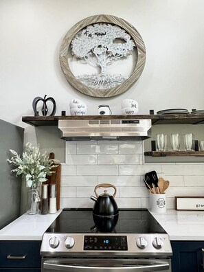 Refrigerador, microondas, horno y parrilla de estufa 