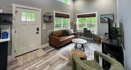 Beautiful Modern Cottage on 20 Acre Farm! 30 mins to Neyland Stadium,
