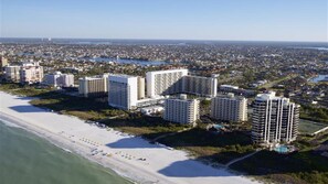 På stranden, liggestole, badehåndklæder