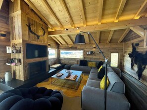 Fernseher, Kamin, Stereoanlage