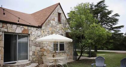 Dos Pinos Riverside Cottage near DT Kerrville