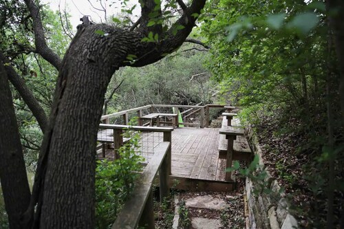 Dos Pinos Riverside Cottage near DT Kerrville
