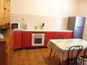 Een koelkast, een magnetron, een oven, een kookplaat