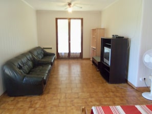 TV, lareira, DVD player, mesa de pingue-pongue