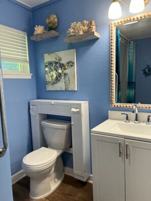 Combined shower/bathtub, towels, soap, toilet paper - Quiet cottage on the water at Lake Livingston (Point Blank)