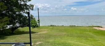 Quiet cottage on the water at Lake Livingston