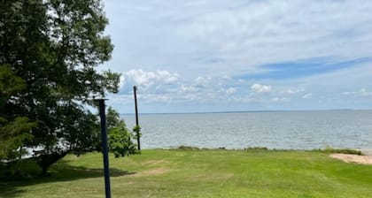 Quiet cottage on the water at Lake Livingston