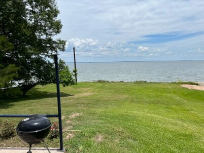 Quiet cottage on the water at Lake Livingston