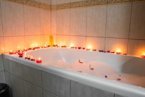 Duschwanne, Haartrockner, Bidet, Handtücher