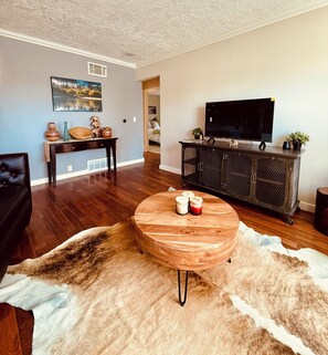 Smart TV - Newly Renovated 3BR Oasis - Close to Dining + Private Backyard Fire Pit (Billings)