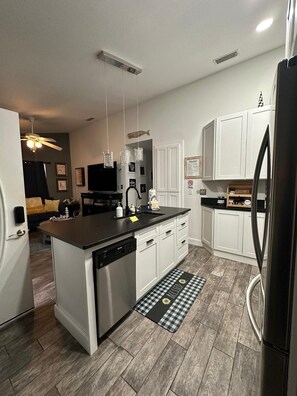 Fridge, microwave, oven, stovetop - Cozy and relaxing beach house, Our Little Pearl in Foley. (Foley)