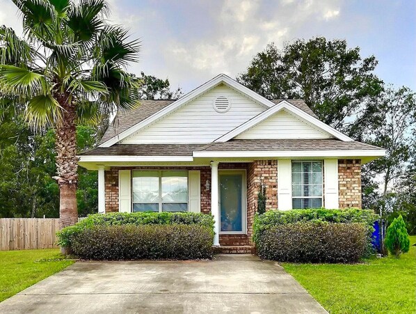 Exterior - Cozy and relaxing beach house, Our Little Pearl in Foley. (Foley)