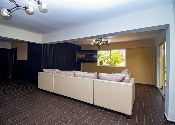 تلفزيون ذكي، مدفأة، ستيريو