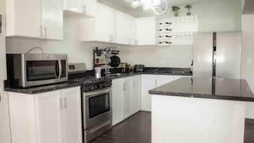 Kylskåp, mikrovågsugn, ugn och spishäll