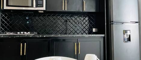 Frigorífico, microondas, cafetera o tetera y tostadora