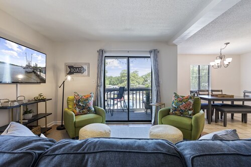 Calabash Style Condo w/King Bed & Pool