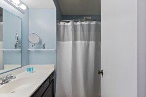 Ducha y bañera combinadas, secador de pelo, toallas y jabón