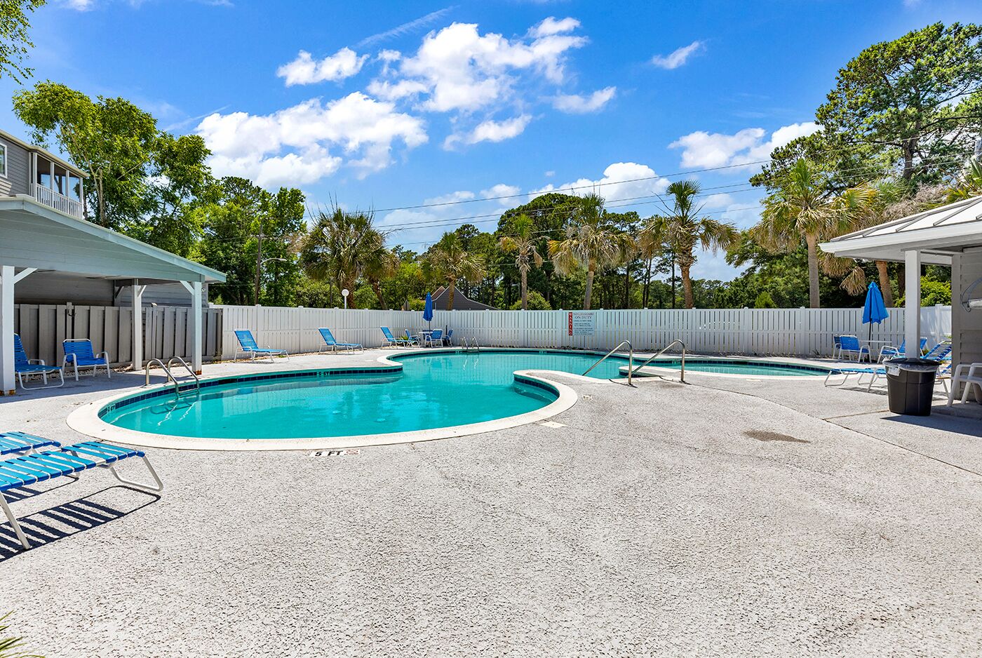 Utendørsbasseng og et oppvarmet basseng