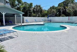 Una piscina al aire libre, una piscina climatizada