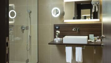 Shower, free toiletries, bathrobes, towels