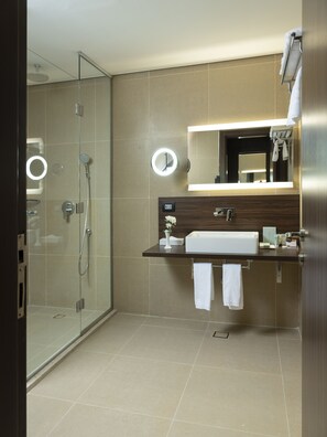 Douche, articles de toilette gratuits, peignoirs, serviettes fournies