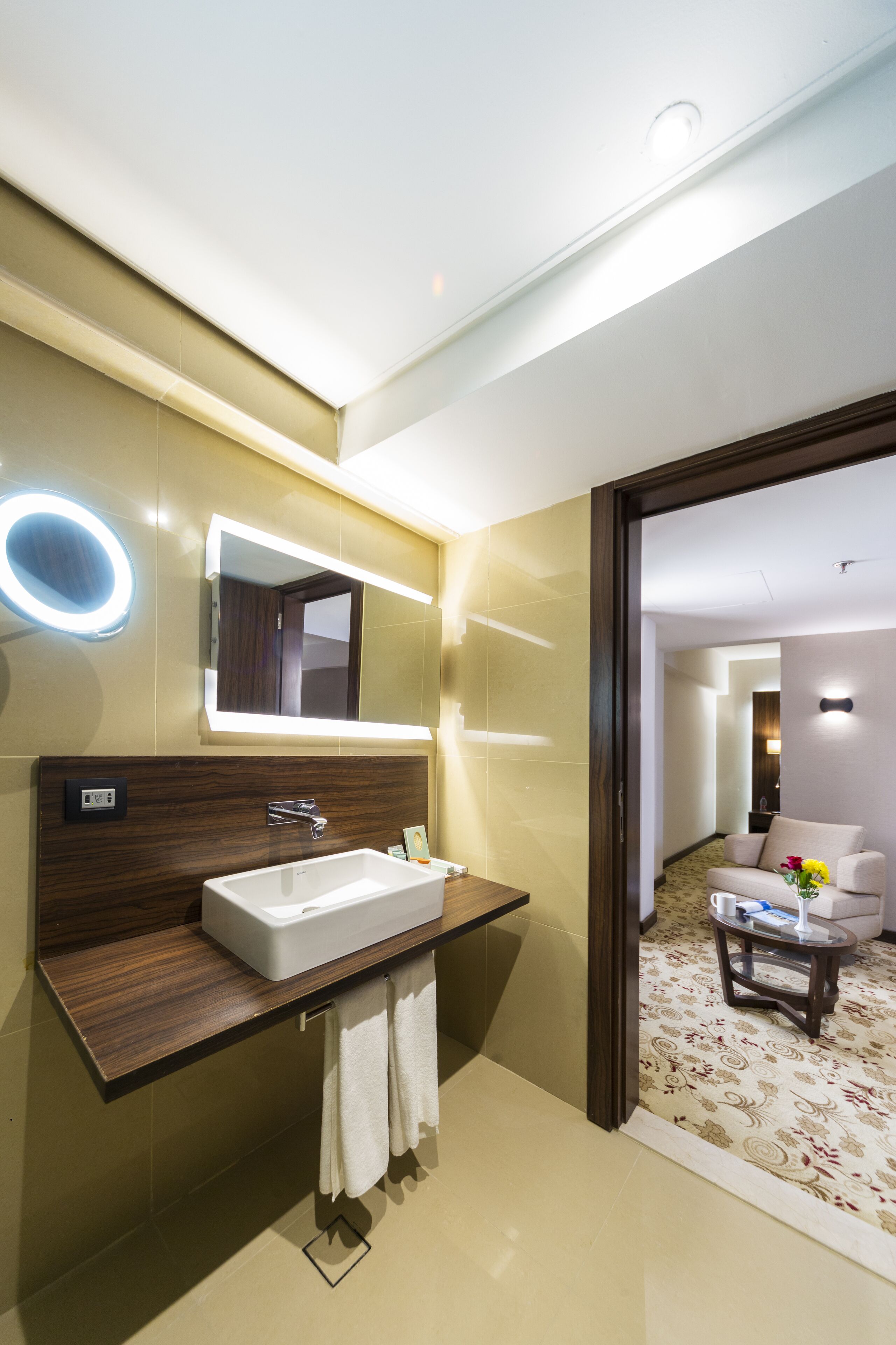 Junior Studio Suite | Bathroom | Shower, free toiletries, bathrobes, towels