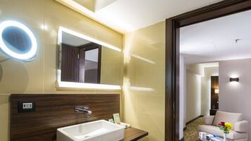 Junior Studio Suite | Bathroom | Shower, free toiletries, bathrobes, towels