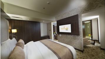 Junior Studio Suite | Minibar, in-room safe, desk, laptop workspace