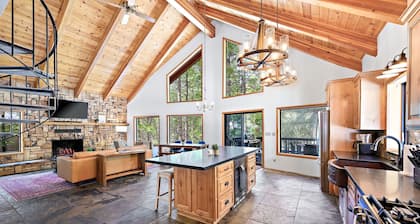 Strawberry Creek Retreat: Refined A-Frame Cabin W/AC