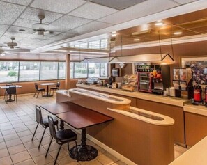 Free daily continental breakfast - Travelers Inn Douglas By OYO US-441 (Douglas)