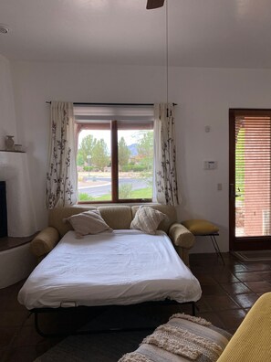 1 bedroom, desk, free WiFi, bed sheets